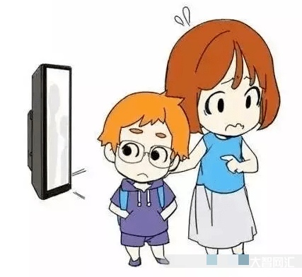 小朋友的頭老是斜著看電視