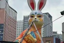 重慶街頭巨型兔子燈被吐槽「太丑」引熱議,目前已開始拆除,如何評價此設計?-大智網匯