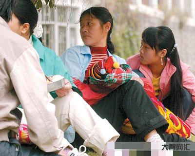 女工人干活時(shí)在廁所5分鐘產(chǎn)子