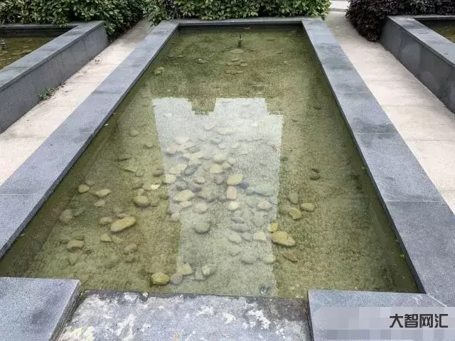 售樓部回應(yīng)小區(qū)池子形似衛(wèi)生巾