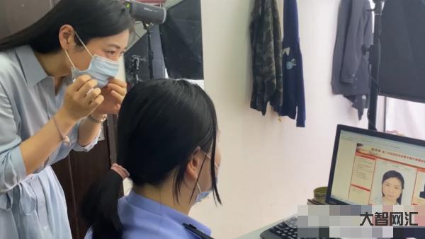 2、身份證照片穿什么衣服？