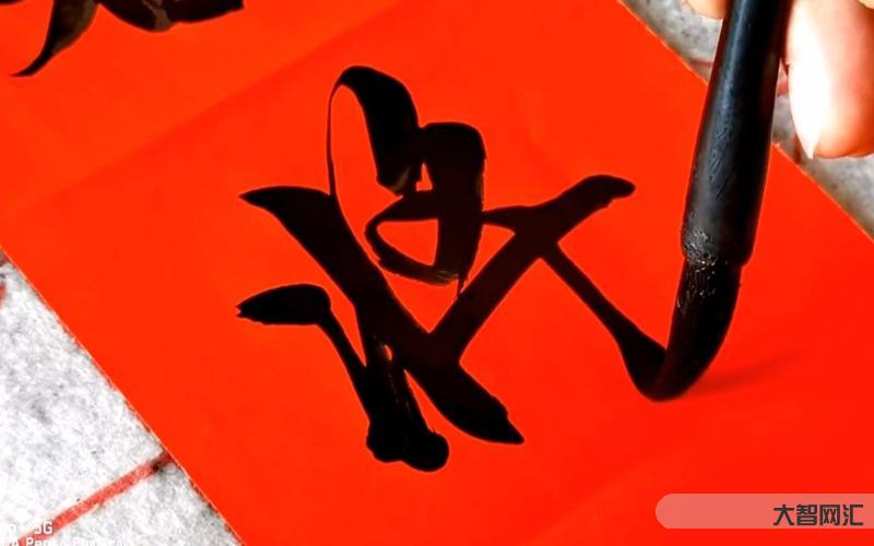 堅(jiān)持書法的農(nóng)村小伙-湖南小伙初中輟學(xué)做保安,水泥袋子當(dāng)宣紙,如今成為著 堅(jiān)持書法的農(nóng)村小伙-湖南小伙初中輟學(xué)做保安,水泥袋子當(dāng)宣紙,如今成為著