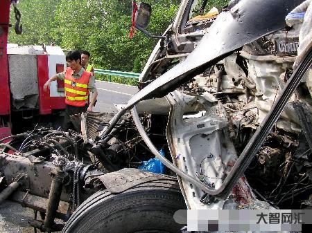 高速上半路車禍怎么辦-高速上出車禍了怎么辦?這才是正確做法,做錯了很危 高速上半路車禍怎么辦-高速上出車禍了怎么辦?這才是正確做法,做錯了很危