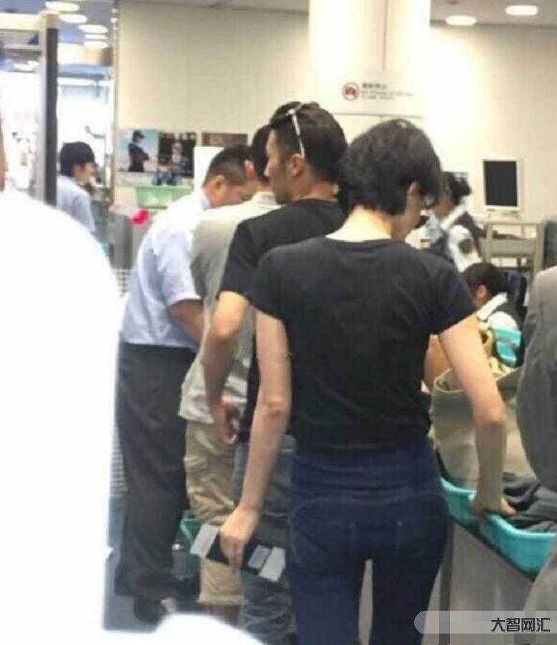 王菲尷尬看謝霆鋒-謝霆鋒和王菲私下日常曝光,甜蜜到齁死人,港媒曝他對李 王菲尷尬看謝霆鋒-謝霆鋒和王菲私下日常曝光,甜蜜到齁死人,港媒曝他對李