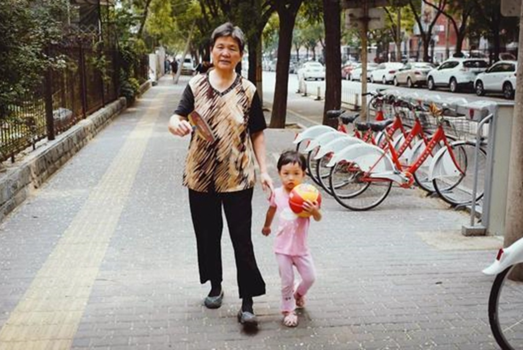 婆婆幫兒媳帶了孩子-婆婆幫忙帶孩子，總是拿東西給女兒，兒媳:你去女兒家