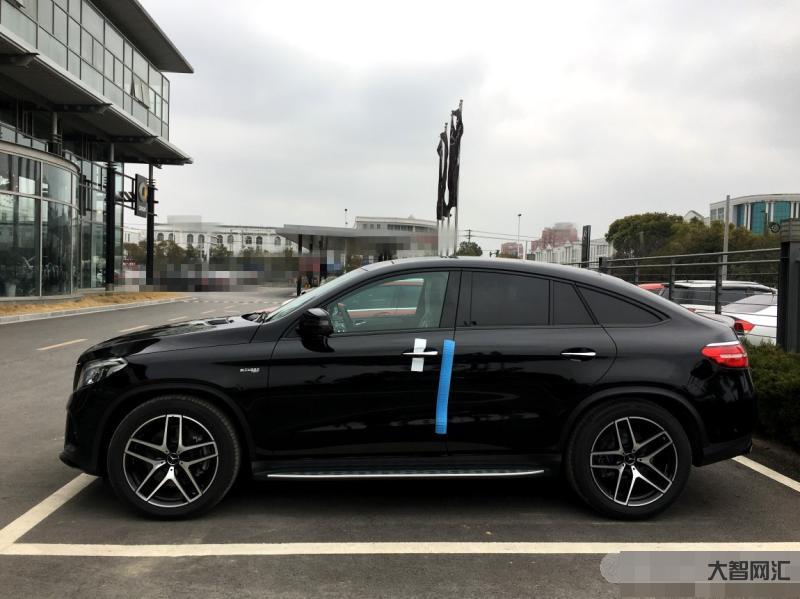 外黑里黑汽車-車尾中間還有一塊黑色面板上面同樣鑲嵌有“JETOUR”的