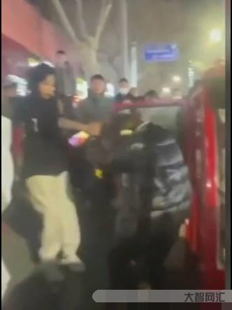 被當街踹倒女子好友發聲-湖南一女子被當街踹飛事件后續,好友主動發聲,更 被當街踹倒女子好友發聲-湖南一女子被當街踹飛事件后續,好友主動發聲,更