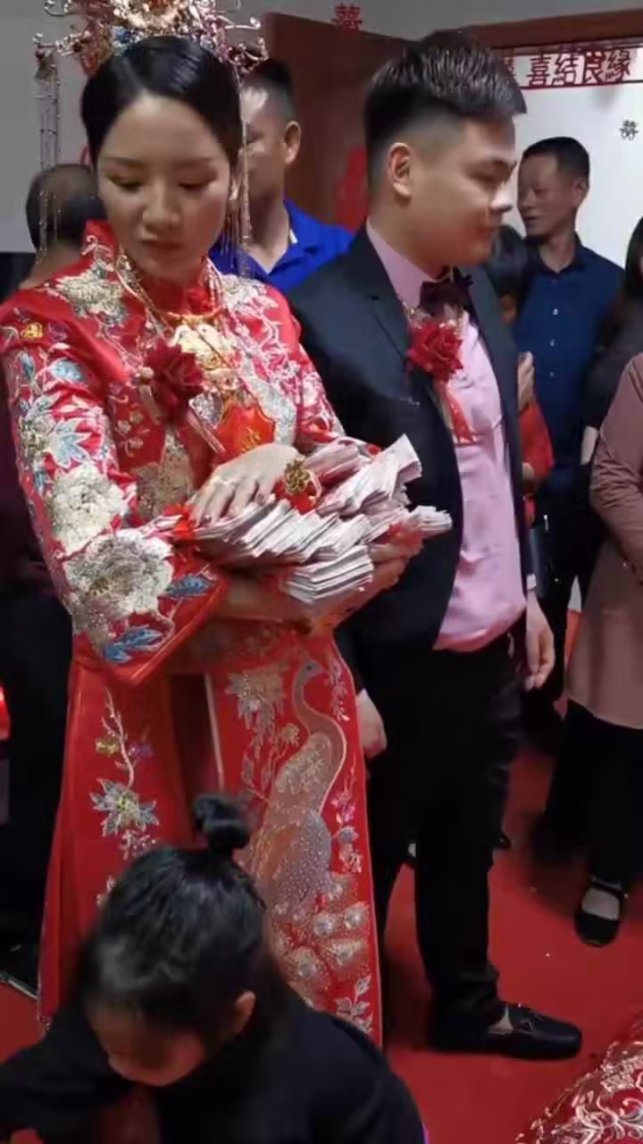 父母要彩禮卻不陪嫁-把10萬彩禮都給了我，卻不給嫁妝，給弟弟攢錢，我該