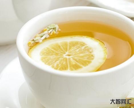 檸檬泡水喝有什么作用與功效-喝點檸檬水就有飽腹感?減肥星人的救星來了 檸檬泡水喝有什么作用與功效-喝點檸檬水就有飽腹感?減肥星人的救星來了