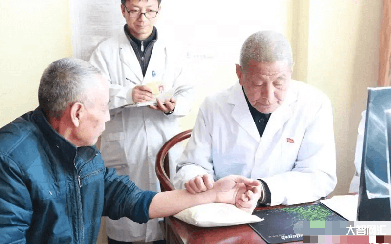 為什么掛號盡量別掛主任醫(yī)師-為何找老醫(yī)生掛號的病人很多，醫(yī)院反而將排班