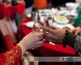 和領(lǐng)導(dǎo)吃飯如何敬酒說話 幽默，如何給領(lǐng)導(dǎo)敬酒說話技巧
