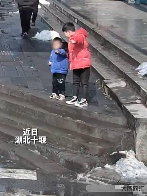 小孩哥的名字把民警難壞了-小孩哥報警撿到一小朋友,警察不會寫小孩哥名字遭嘲笑,評論笑死 小孩哥的名字把民警難壞了-小孩哥報警撿到一小朋友,警察不會寫小孩哥名字遭嘲笑,評論笑死