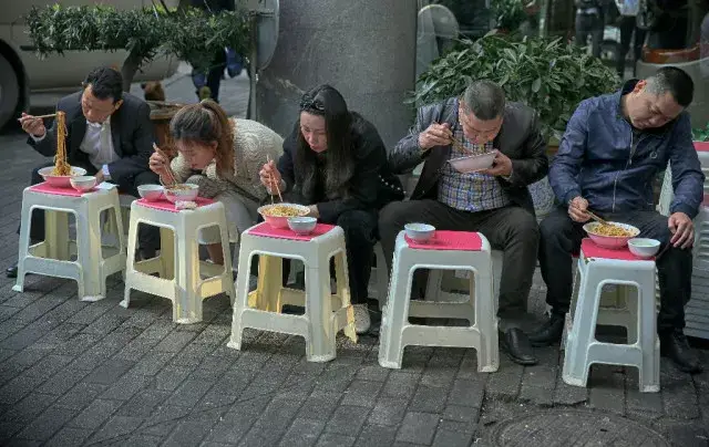 重慶男子縱火燒菜市場系謠言-辟謠:“重慶男子縱火燒菜市場”是謠言，沒有事實依據