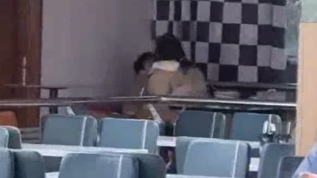 宿遷學(xué)院通報學(xué)生不雅視頻-高校食堂上演“激情戲碼”?情侶不雅視頻曝光,學(xué)校回應(yīng) 宿遷學(xué)院通報學(xué)生不雅視頻-高校食堂上演“激情戲碼”?情侶不雅視頻曝光,學(xué)校回應(yīng)